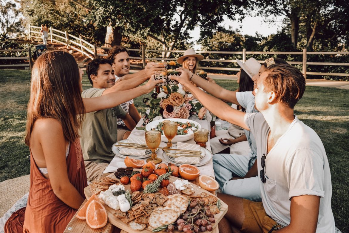 How to Throw an Alfresco Dinner Party this Summer